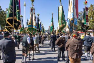 Jedes Jahr ein absolutes Highlight: Der traditionelle Trachten und Schützenumzug am ersten Sonntag der Wiesn. Jedes Jahr ein absolutes Highlight: Der traditionelle Trachten und Schützenumzug am ersten Sonntag der Wiesn.