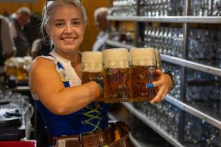 Bedienung mit Bierkrügen