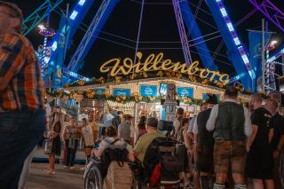 Menschen im Rollstuhl vor dem Riesenrad Menschen im Rollstuhl vor dem Riesenrad