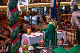 Der traditionelle Schausteller Gottesdienst im Marstall Festzelt