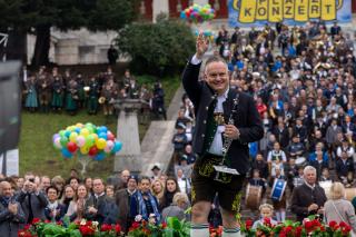 Wiesnchef Dr. Christian Scharpf wirkt mit seiner Klarinette beim "Bozner Bergsteiger-Marsch" mit.