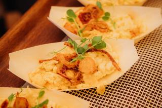 Der erste Schmankerl-Stopp: Käsespätzle in der Festhalle Schottenhamel