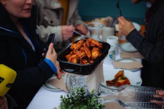 Die Hühner- und Entenbraterei AMMER serviert AMMER's Bio-Batzibua, Bio-Chicken Wings und Bio-Hendl.