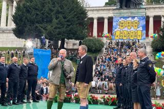 Wirtesprecher Christian Schottenhamel überreichte Branddirektor Wolfgang Schäuble den Ehrenpreis der Wiesnwirte
