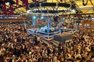 Freie Plätze gab es in der Festhalle Schottenhamel am Anstichtagkeine mehr. Freie Plätze gab es in der Festhalle Schottenhamel am Anstichtagkeine mehr.