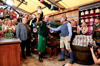 Anstich des 190. Oktoberfests durch Oberbürgermeister Dieter Reiter. 