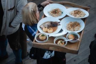 Bedienung serviert das Essen Bedienung serviert das Essen