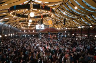 Blick von der Galaerie ins voll besetzte Paulaner Festzelt Blick von der Galaerie ins voll besetzte Paulaner Festzelt