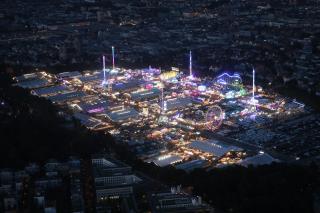 Die Wiesn bei Nacht.