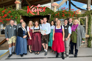 Christian Drexler (Sprecher Polizei München), Martin Schmucker (Distorted People), Johanna Bittenbinder (Schauspielerin und Jury-Mitglied), Katrin Bahr (Geschäftsführende Vorständin Condrobs), Verena Dietl (3. Bürgermeisterin München), Frederik Kronthaler (Geschäftsführender Vorstand Condrobs), Michael S. (Wiesn-Courage-Preis-Gewinner), Clarissa Käfer (Feinkost Käfer), Otto Lindinger (Wiesnwirt von Bodo’s Cafézelt & Cocktailbar und Sprecher der kleinen Wiesnzelte), Anja Berger (Wiesn-Stadträtin), Mo Lüttig 