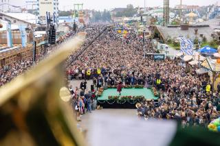 Zahlreiche Besucherinnen und Besucher beim Platzkonzert 2025.