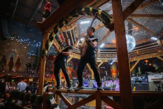 Di Cagey Strings sorgen im Hacker Festzelt für einmalige Stimmung.