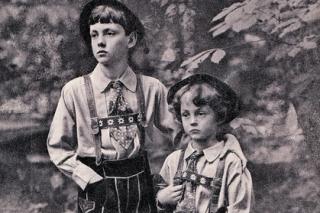 Die Prinzen Luitpold und Albrecht von Bayern in Lederhosen, um 1910.
