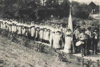 Photo der „Gesellschaft Gemüthlichkeit von 1859“, älteste bekannte Aufnahme einer Trachtengesellschaft, 1862