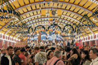 öwenbräu Festzelt am Abend.