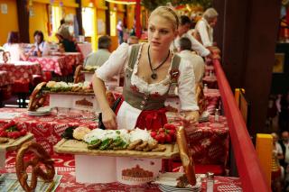 Bedienung mit Brotzeit im Bierzelt