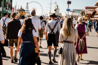 Menschen strömen auf die Festwiese