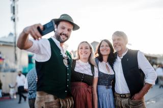 Besuchergruppe macht Selfie auf dem Oktoberfest