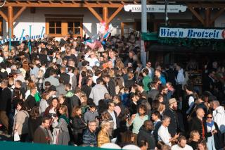 Gut besuchte Feststraße auf dem Oktoberfest
