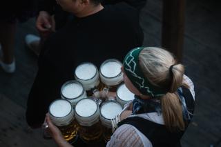 Bedienung bringt frisch gefüllte Maßkrüge auf dem Oktoberfest 
