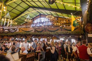 Menschen auf Platzsuche in der Augustiner Festhalle