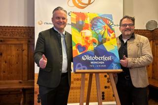 Dr. Christian Scharpf und Florian Huber mit dem Siegermotiv