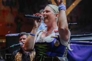 Die Cagey Strings spielen seit mehr als 25 Jahren im Hacker Festzelt