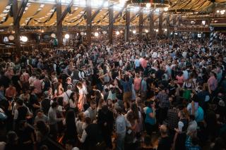 Volles Zelt und ausgelassene Stimmung im Paulaner Festzelt
