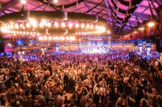 Volles Zelt und ausgelassene Stimmung in der Festhalle Schottenhamel