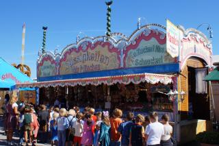Süßwarenstand auf der Oidn Wiesn