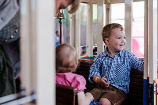 Zwei Kleinkinder im Fahrgeschäft