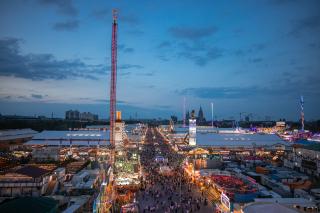 Aufnahme der Wirtsbudenstraße am Abend mit Blick vom Riesenrad 