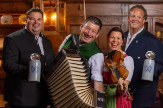 Die neuen Wirte des Schützenlisl Volkssängerzelt Manfred Kneifel, Michael Bietsch, Florian Fendt (v.l.) und die musikalische Leiterin der "Schützenlisl": Traudi Siferlinger.