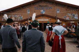Eine Trachtengruppe auf dem Weg ins Festzelt Tradition