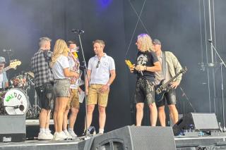 Aus den Händen von Benedikt Brandmeier erhielt die Band den Siegerpokal