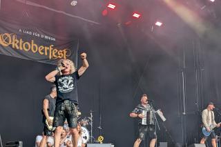 Ihren ersten Auftritt mit dem Gewinnersong absolvierten die Troglauer am 1. August auf der Hauptbühne der Brass Wiesn in Eching.