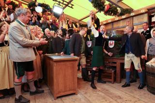 OB Dominik Krause beim Anstich des ersten Fasses Bier auf dem Oktoberfest 2026