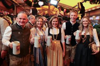 Wiesnchef Dr. Christian Scharpf, Wiesnstadträtin Anja Berger, dritte Bürgermeisterin Verena Dietl, OB Dominik Krause und Zweite Bürgermeisterin Mona Fuchs (von links). 
