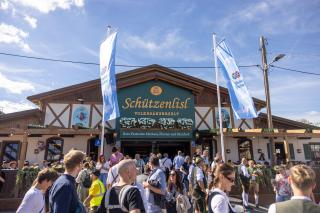 Das Volkssängerzelt Schützenliesl auf der Oidn Wiesn