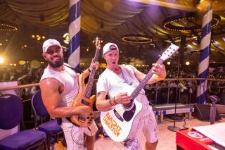 Musikband im Paulaner Festzelt