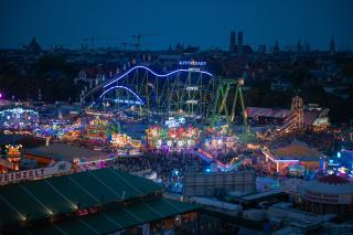 Die Wiesn in der Dämmerung