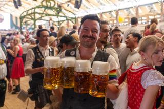 Bedienung in der Pschorr-Bräurosl 