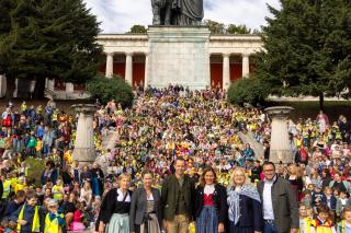 Die Vorschulkinder stehen zu Füßen der Bavaria