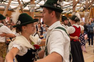 Trachtentanz im Festzelt Tradition