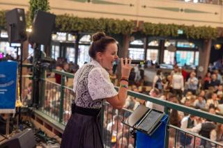 Sängerin im Festzelt auf dem Oktoberfest 