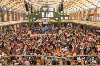 Die Festzelte sind magischer Anziehungspunkt für viele auf dem Oktoberfest