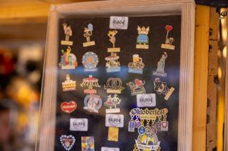 Pins und Magnete gehörten zu den häufig gekauften Souvenirs.