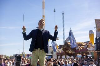 OB Dominik Krause dirigierte erstmals beim Platzkonzert der Wiesnwirte