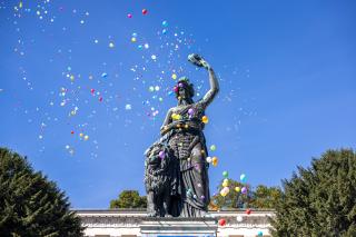 Am Ende steigen hunderte Luftballons vor der Bavaria gen Himmel