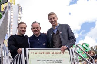 Willi Ottens Junior mit OB Krause und Referenten Scharpf